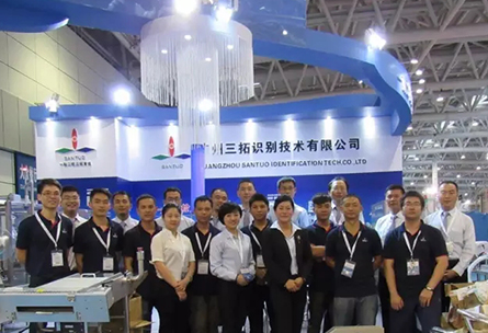 【新品聚焦】藥品包裝智能的信仰——水針瓶貼標(biāo)自動(dòng)入托分托一體機(jī)