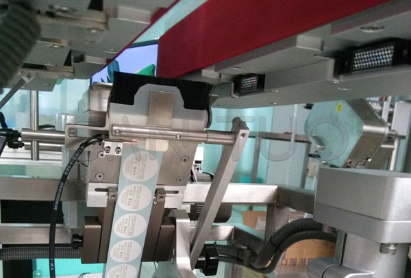 全自動底面貼標機是如何進行貼標的