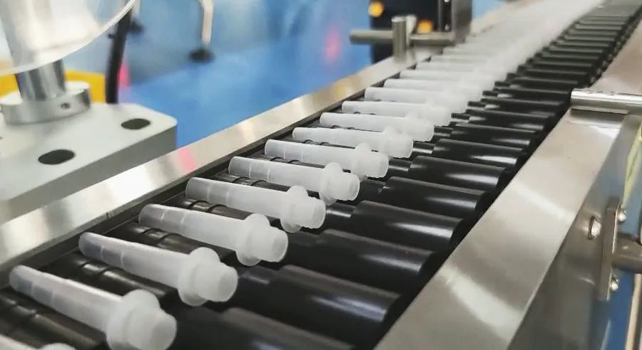 三拓病毒采樣管貼標(biāo)機(jī)采用核心技術(shù)，貼標(biāo)精度高、速度快、性能穩(wěn)